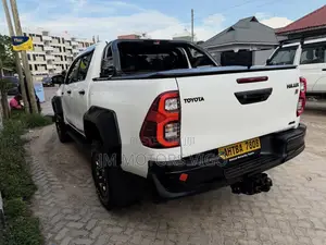 Toyota Hilux 2025 White