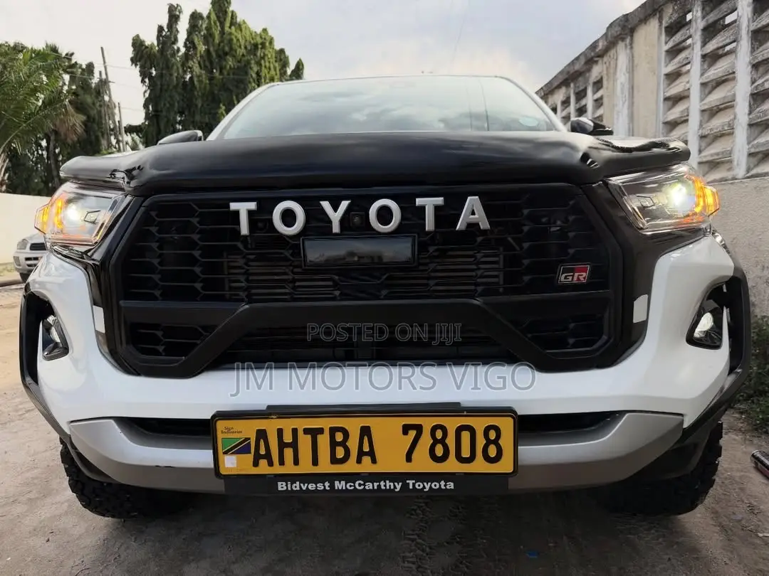 Toyota Hilux 2025 White