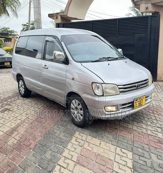 Toyota Noah 2001 Silver