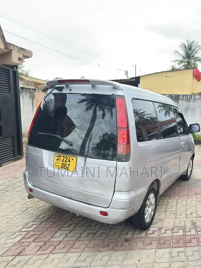 Toyota Noah 2001 Silver