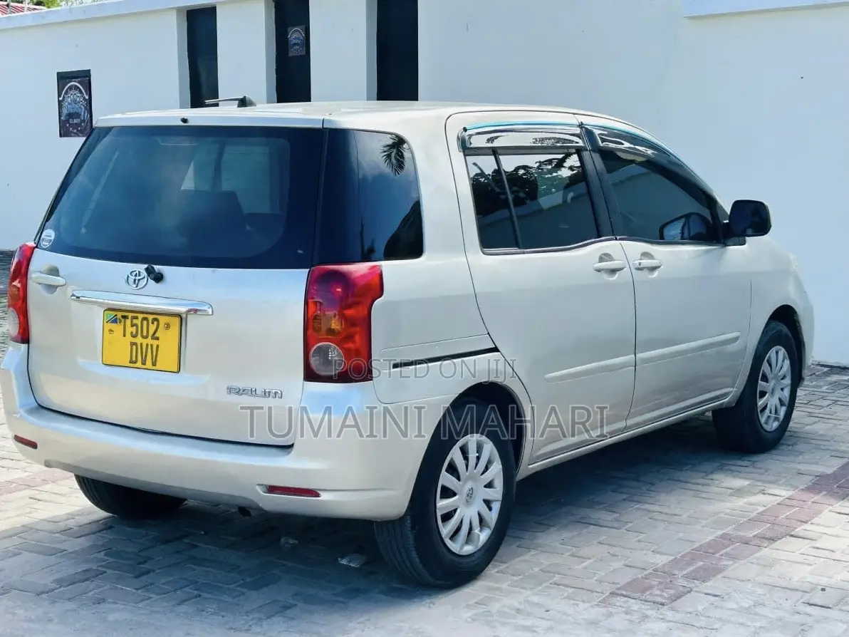 Toyota Raum 2005 Silver