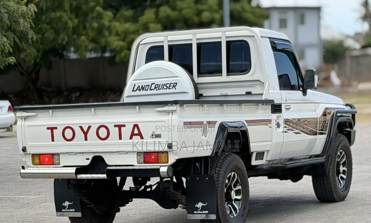 Toyota Land Cruiser 2012 White