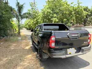 Toyota Hilux 2025 Gray
