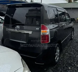 Toyota Noah 2.0 143hp AWD (7 Seater) 2008 Purple