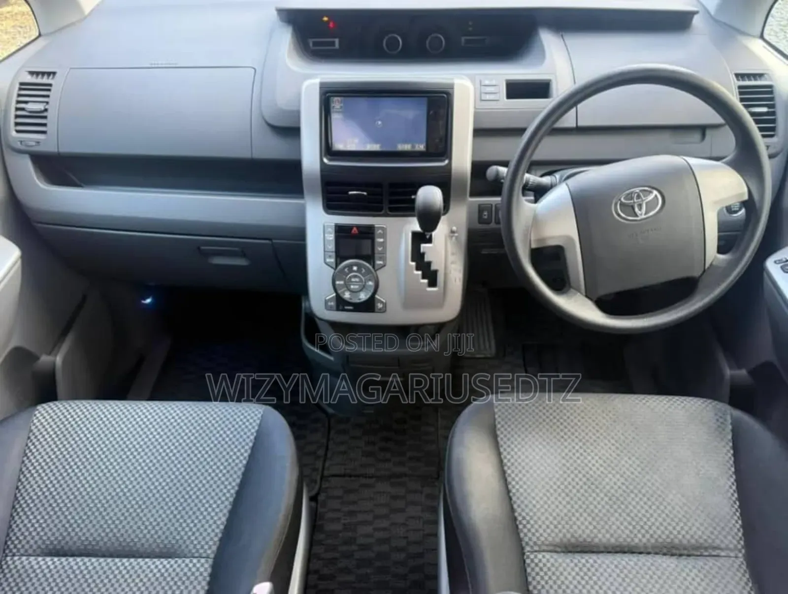 Toyota Noah 2.0 143hp AWD (7 Seater) 2008 Purple