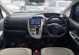 Toyota Ractis 1.3 FWD 2009 Silver