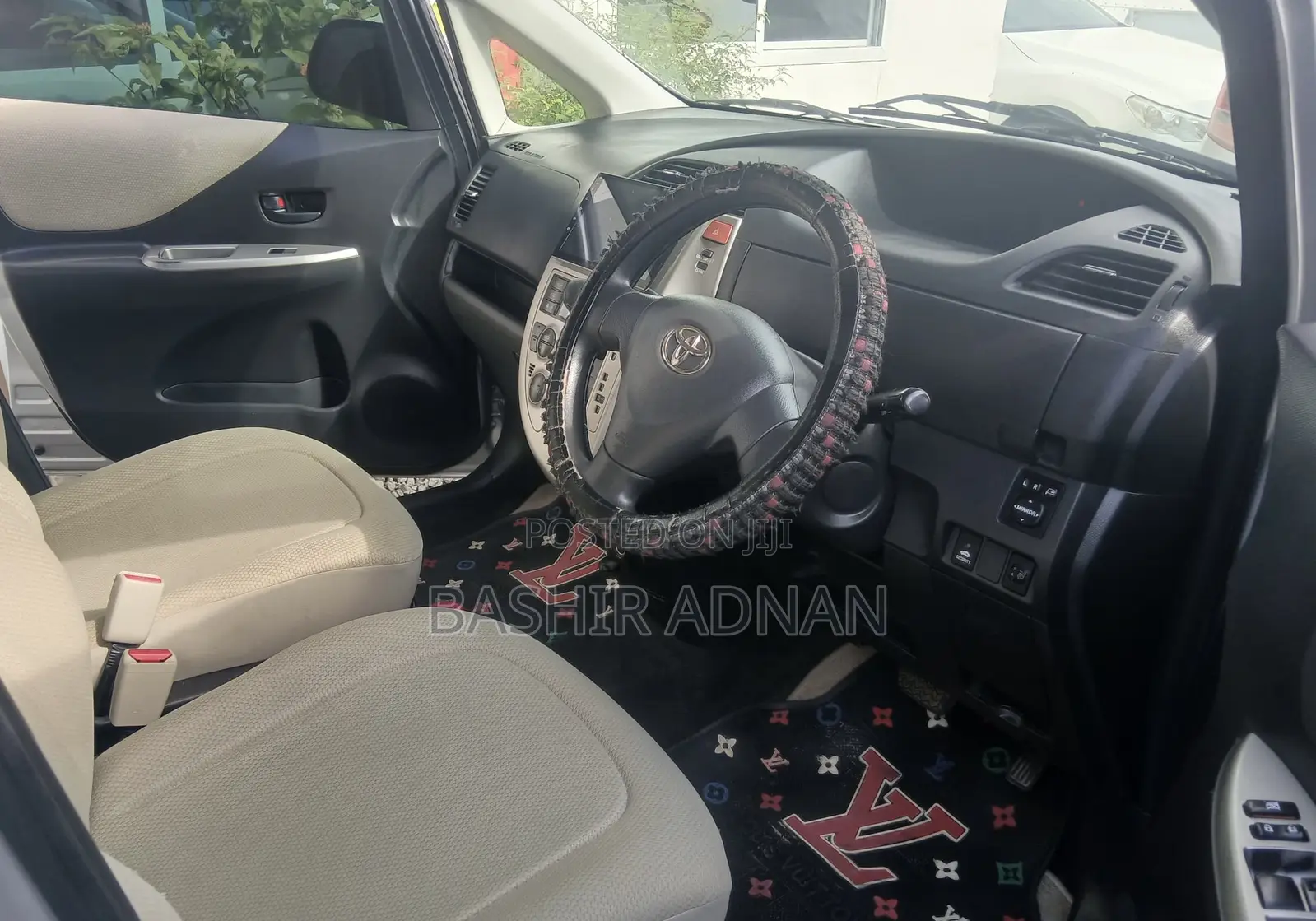 Toyota Ractis 1.3 FWD 2009 Silver