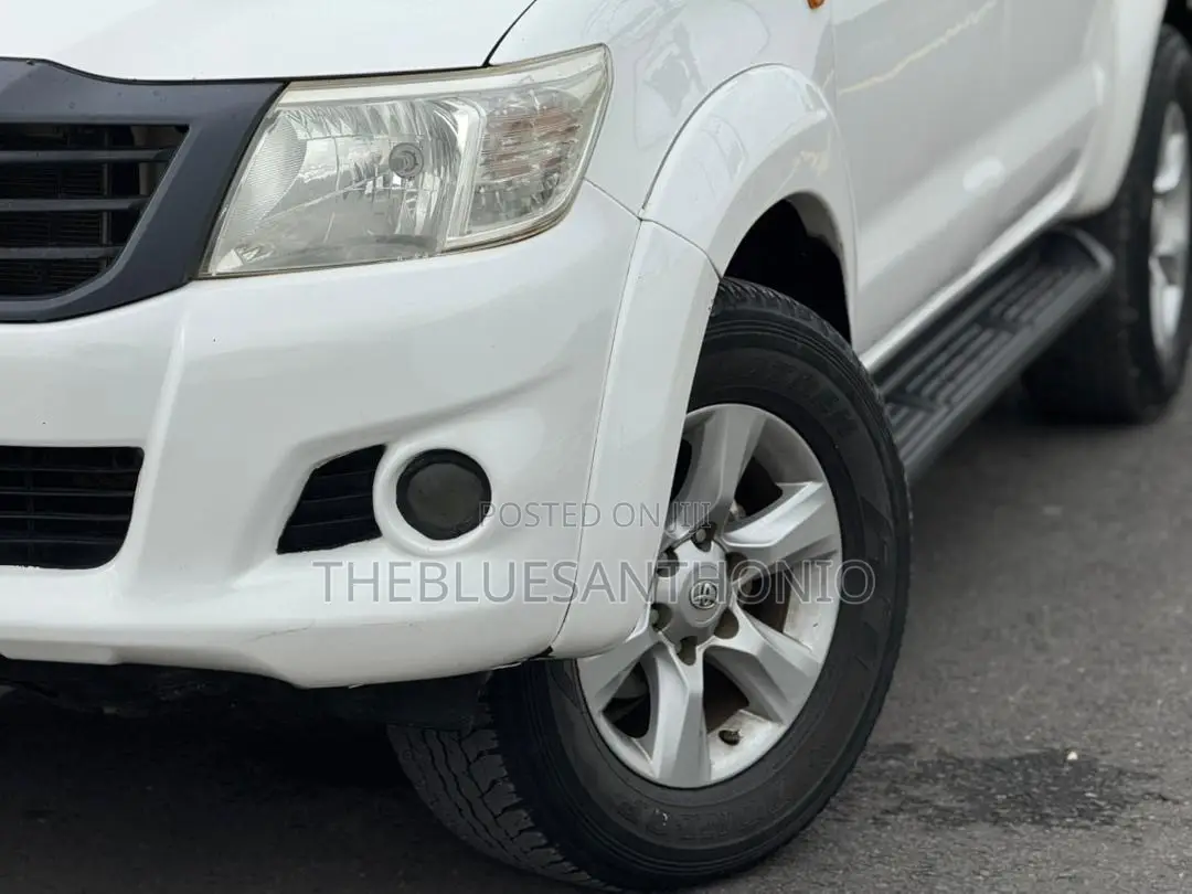 Toyota Hilux 2012 White