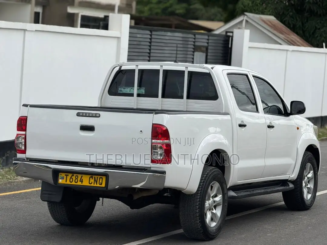 Toyota Hilux 2012 White