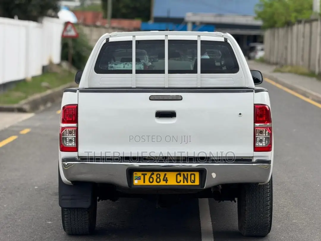 Toyota Hilux 2012 White