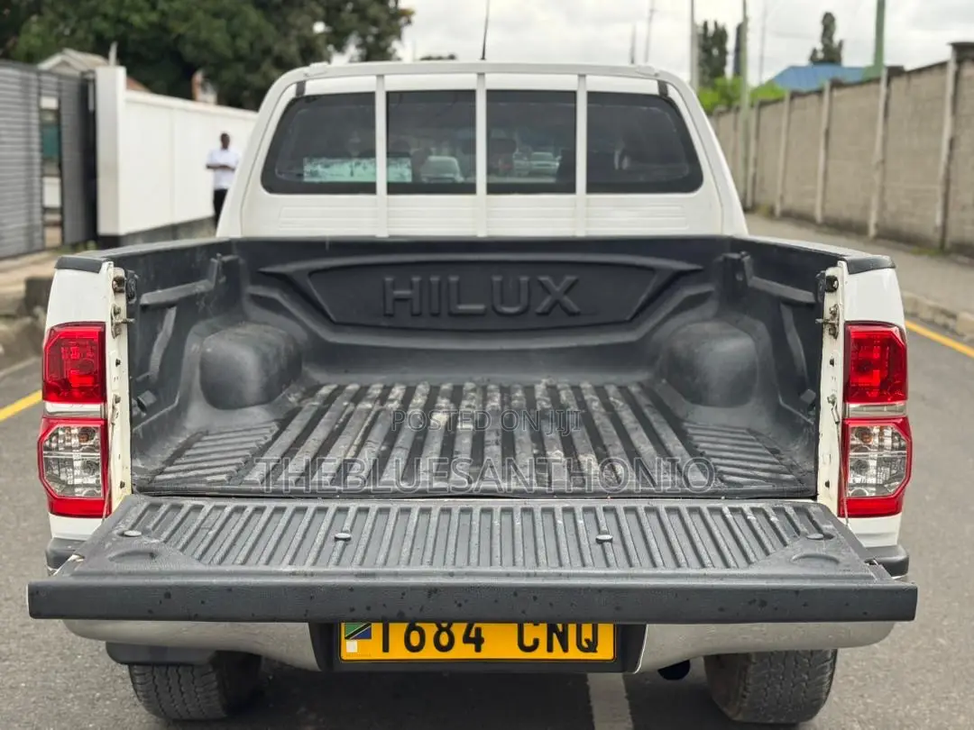 Toyota Hilux 2012 White