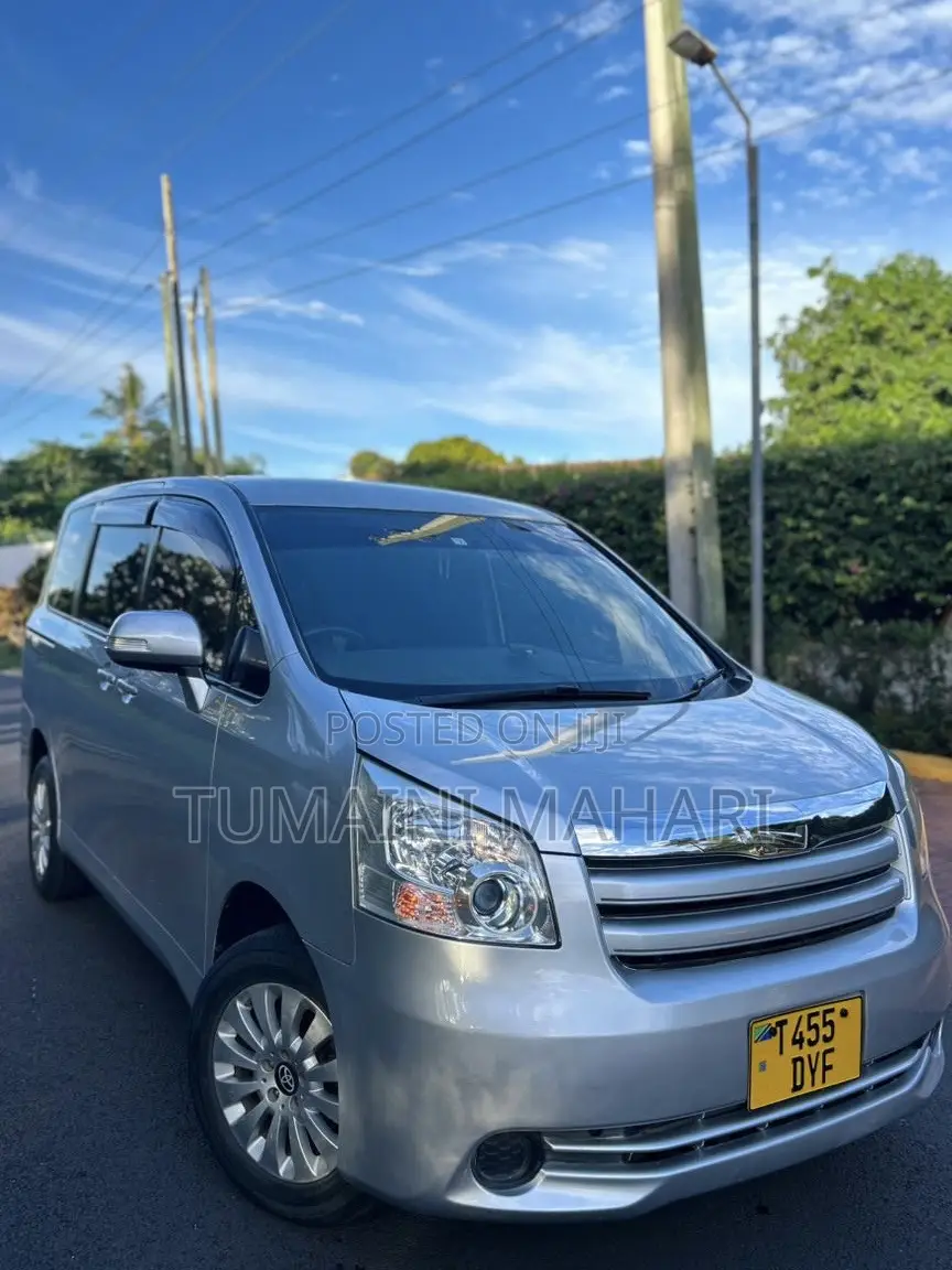 Toyota Noah 2009 Silver