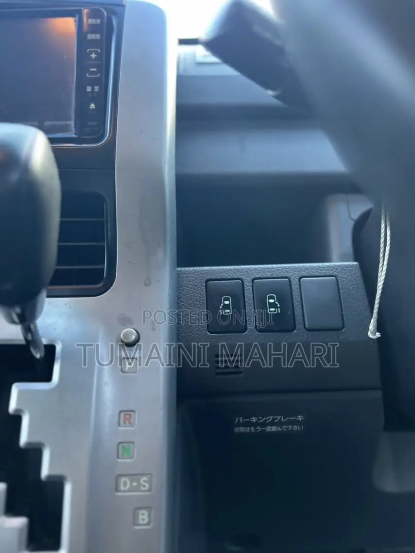 Toyota Noah 2009 Silver