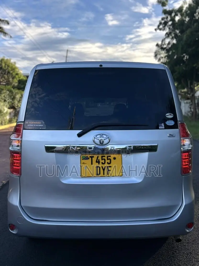 Toyota Noah 2009 Silver