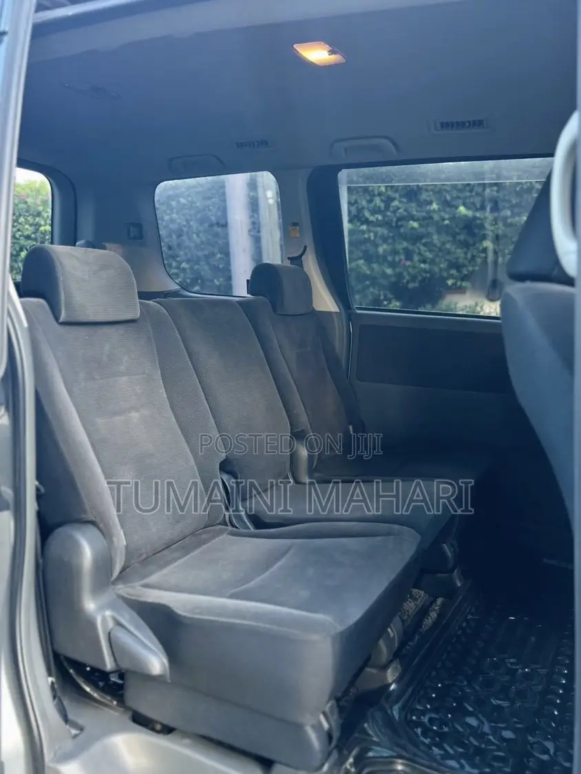 Toyota Noah 2009 Silver