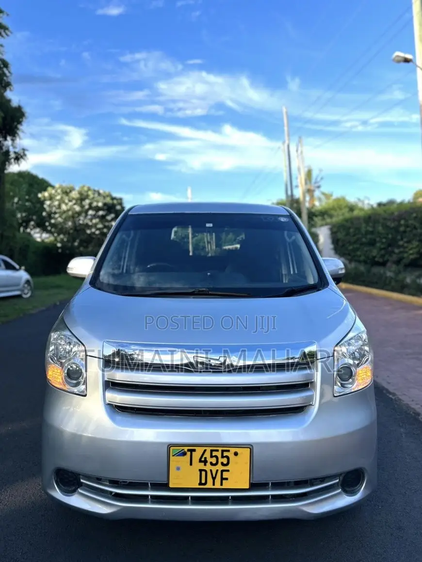 Toyota Noah 2009 Silver