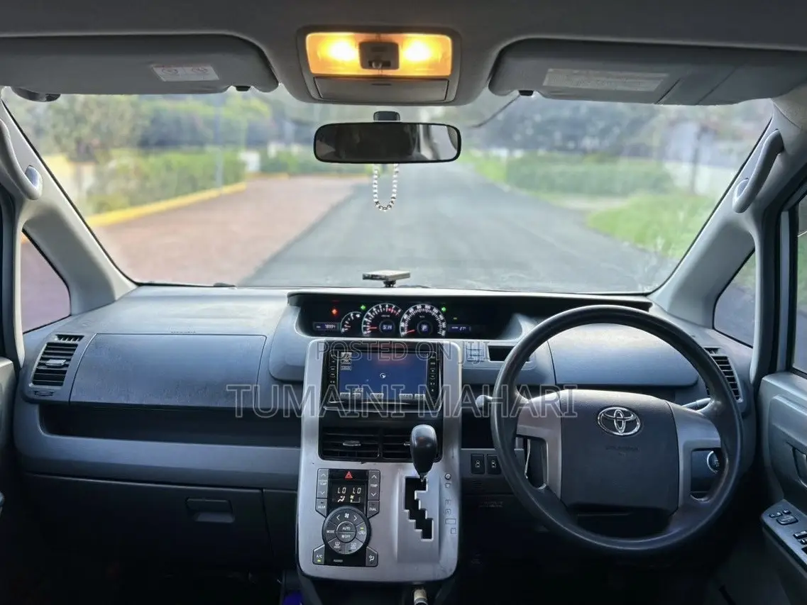 Toyota Noah 2009 Silver