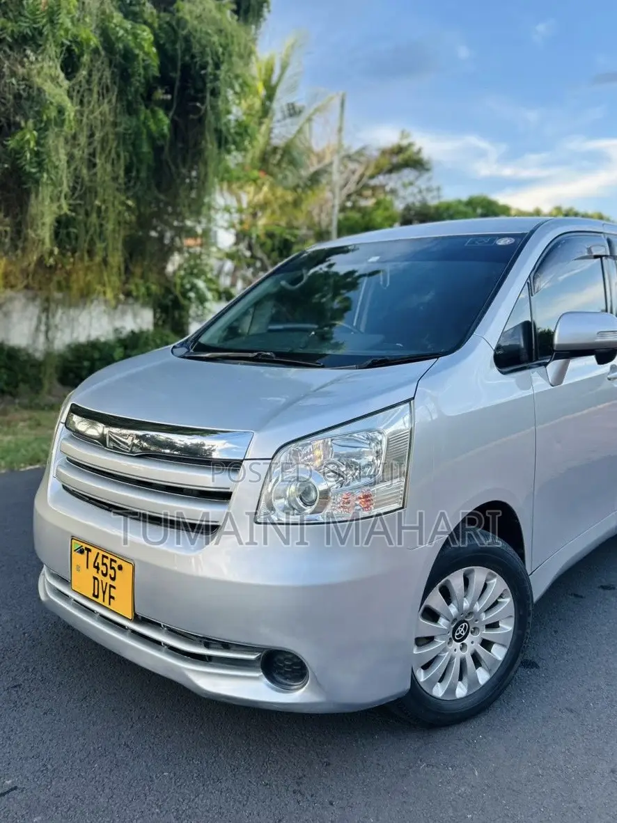 Toyota Noah 2009 Silver