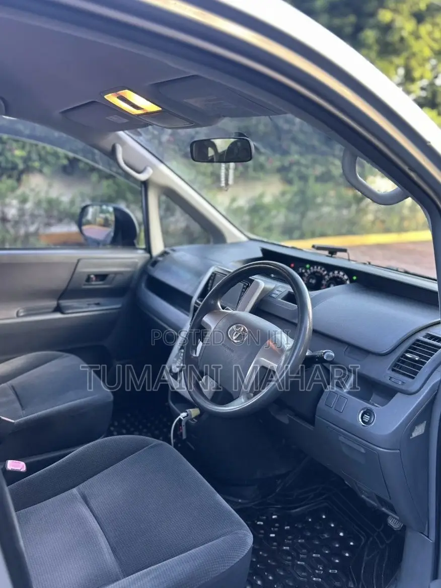 Toyota Noah 2009 Silver