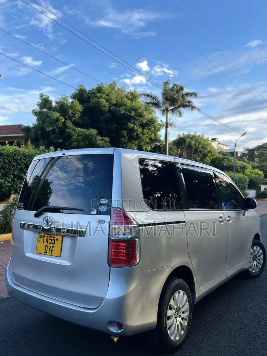 Toyota Noah 2009 Silver