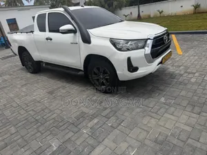 Toyota Hilux 2020 White
