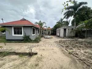 4 Bed House, 2 Bed House Unfinished Studio Apartment in the Compound