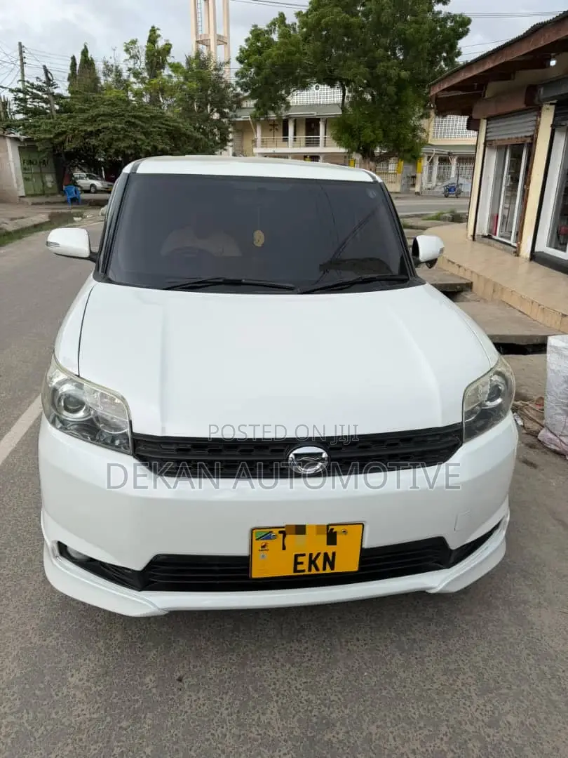 Toyota Corolla Rumion Hatchback 1.5 FWD 2010 White