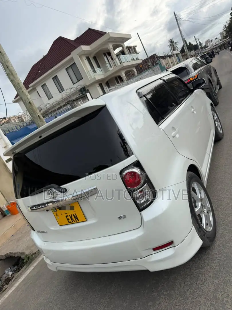 Toyota Corolla Rumion Hatchback 1.5 FWD 2010 White