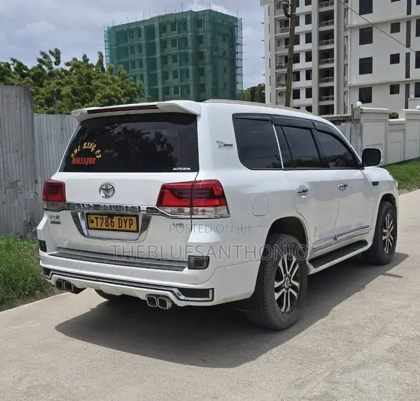 Toyota Land Cruiser 2010 White