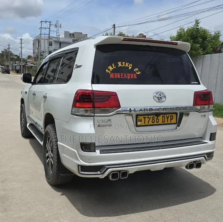 Toyota Land Cruiser 2010 White