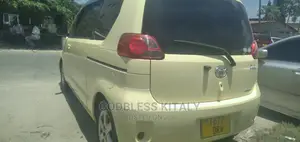 Toyota Porte 2006 Yellow