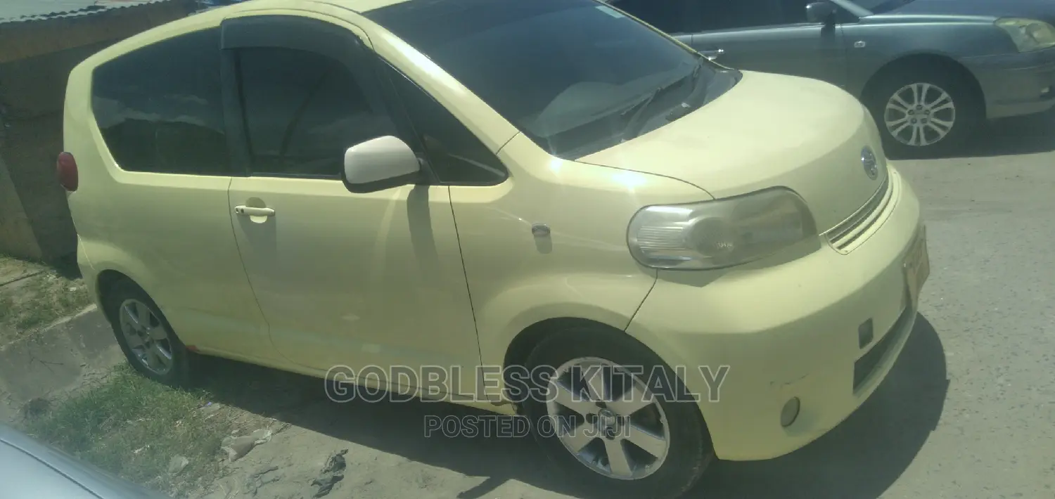 Toyota Porte 2006 Yellow