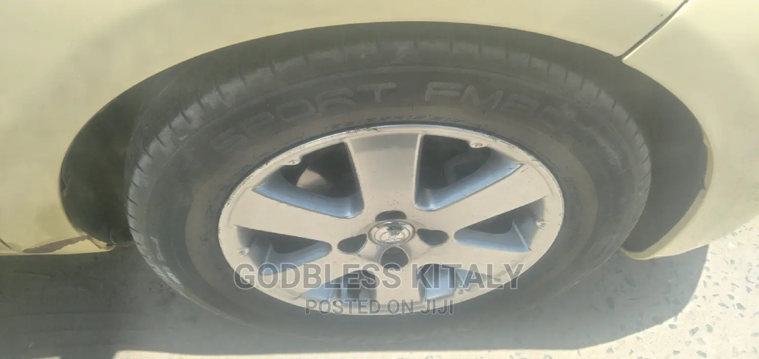 Toyota Porte 2006 Yellow