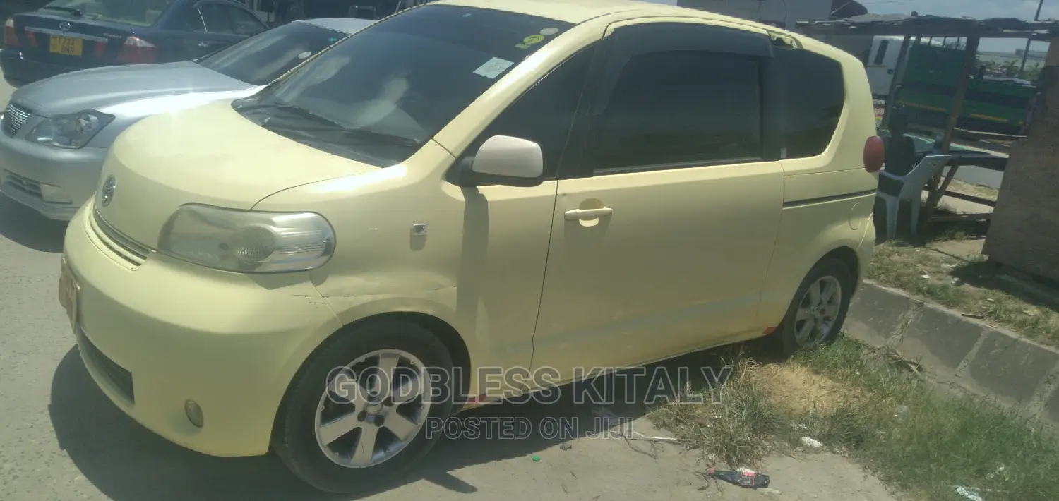 Toyota Porte 2006 Yellow