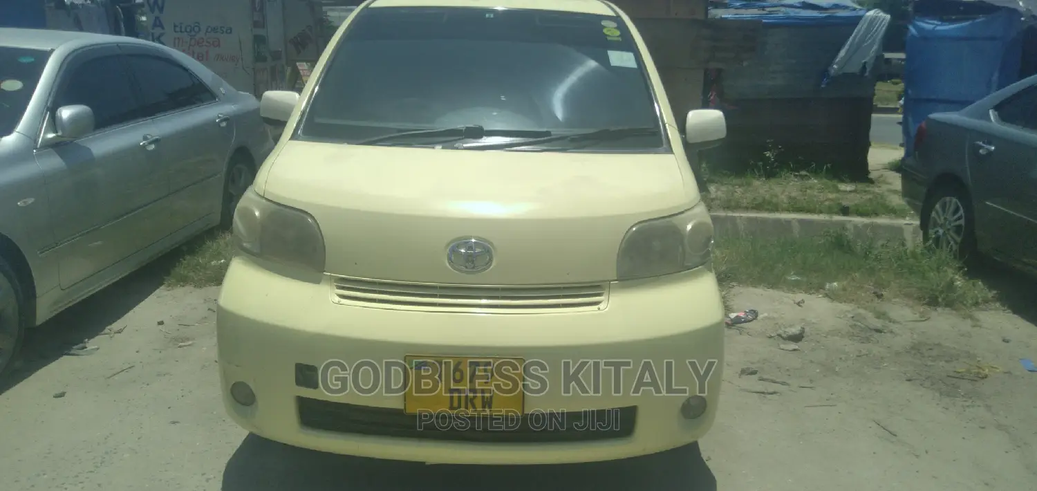 Toyota Porte 2006 Yellow