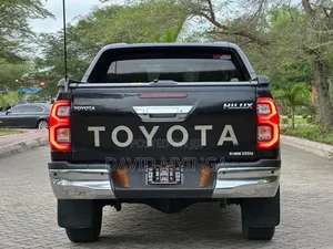 Toyota Hilux 2021 Black
