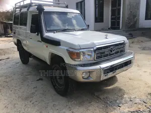 Toyota Land Cruiser 2017 White