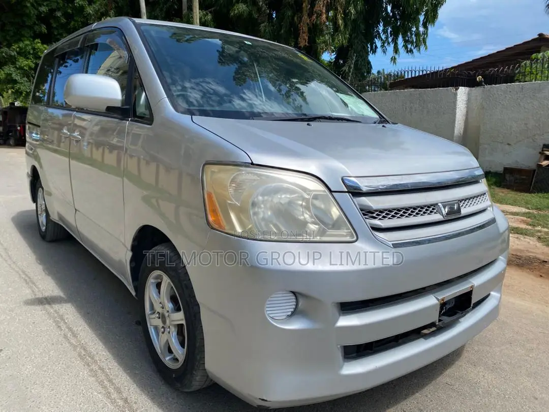 Toyota Noah 2004 Silver