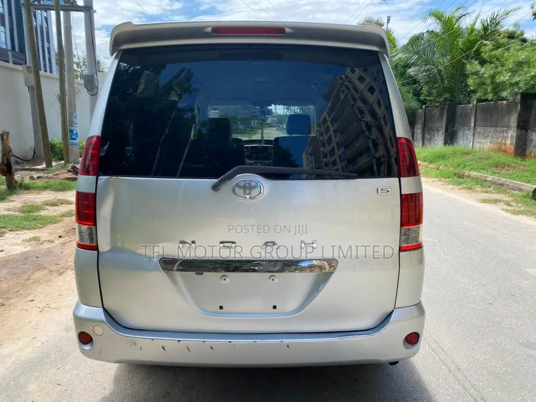 Toyota Noah 2004 Silver
