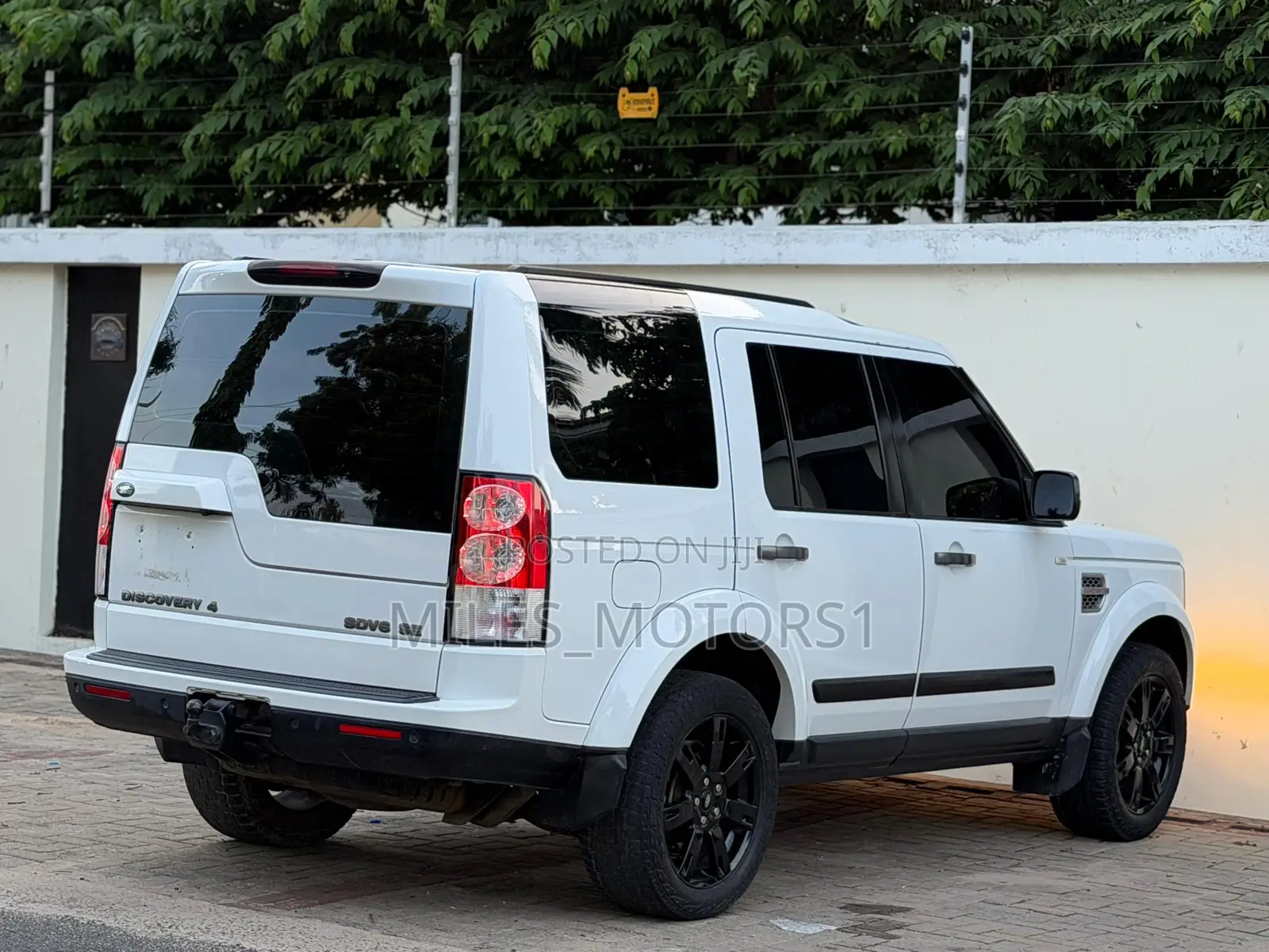Land Rover Discovery 2011 White