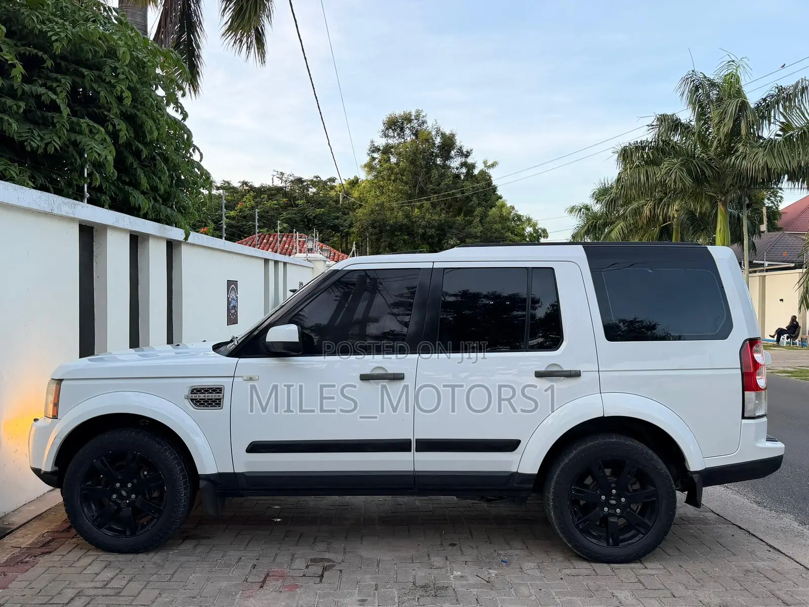 Land Rover Discovery 2011 White