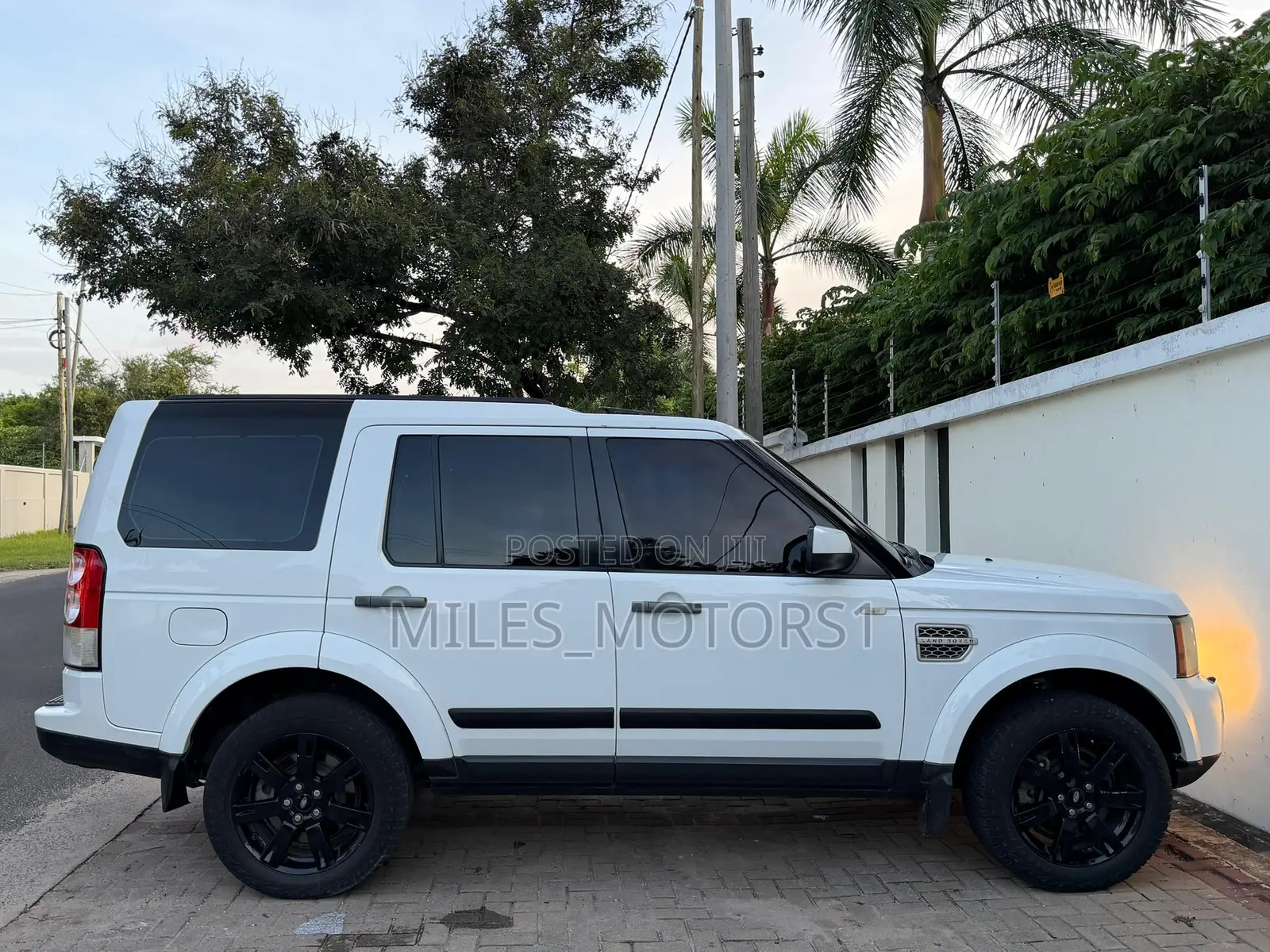 Land Rover Discovery 2011 White