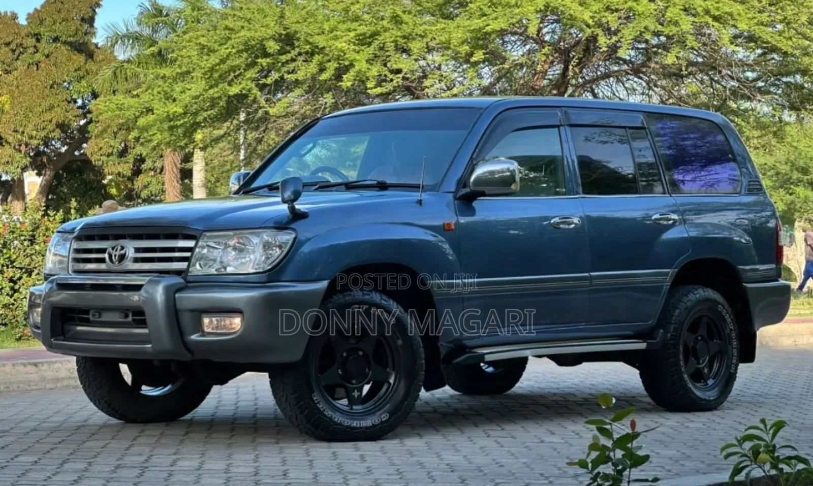 Toyota Land Cruiser 2000 Gray