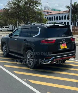 Toyota Land Cruiser LC300 2024 Black