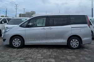 Toyota Noah 2018 Silver
