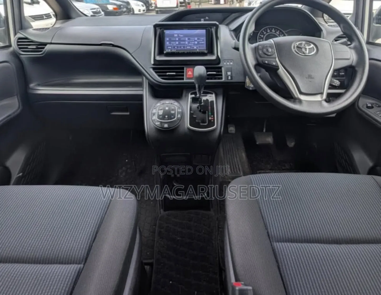 Toyota Noah 2018 Silver