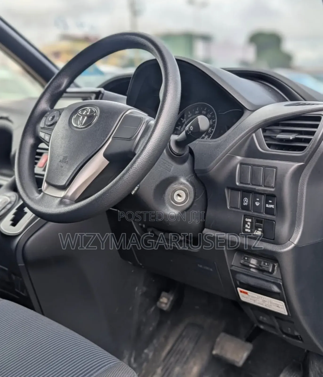 Toyota Noah 2018 Silver