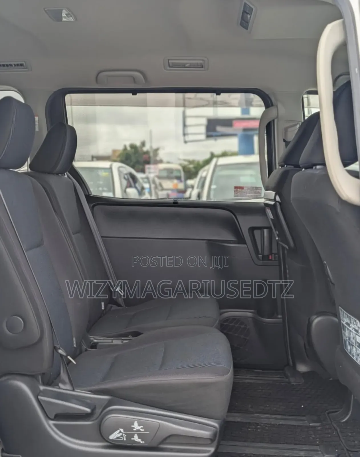Toyota Noah 2018 Silver