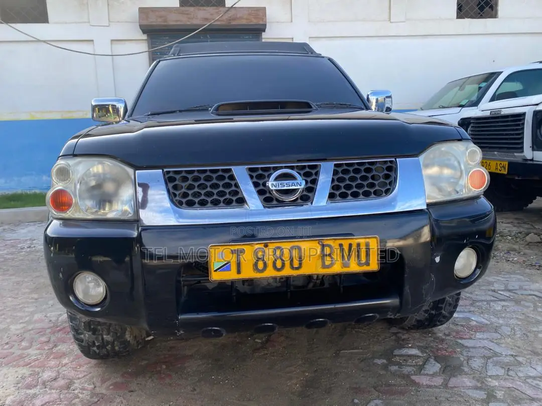 Nissan NP300 2011 Black