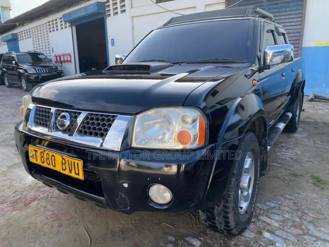Nissan NP300 2011 Black